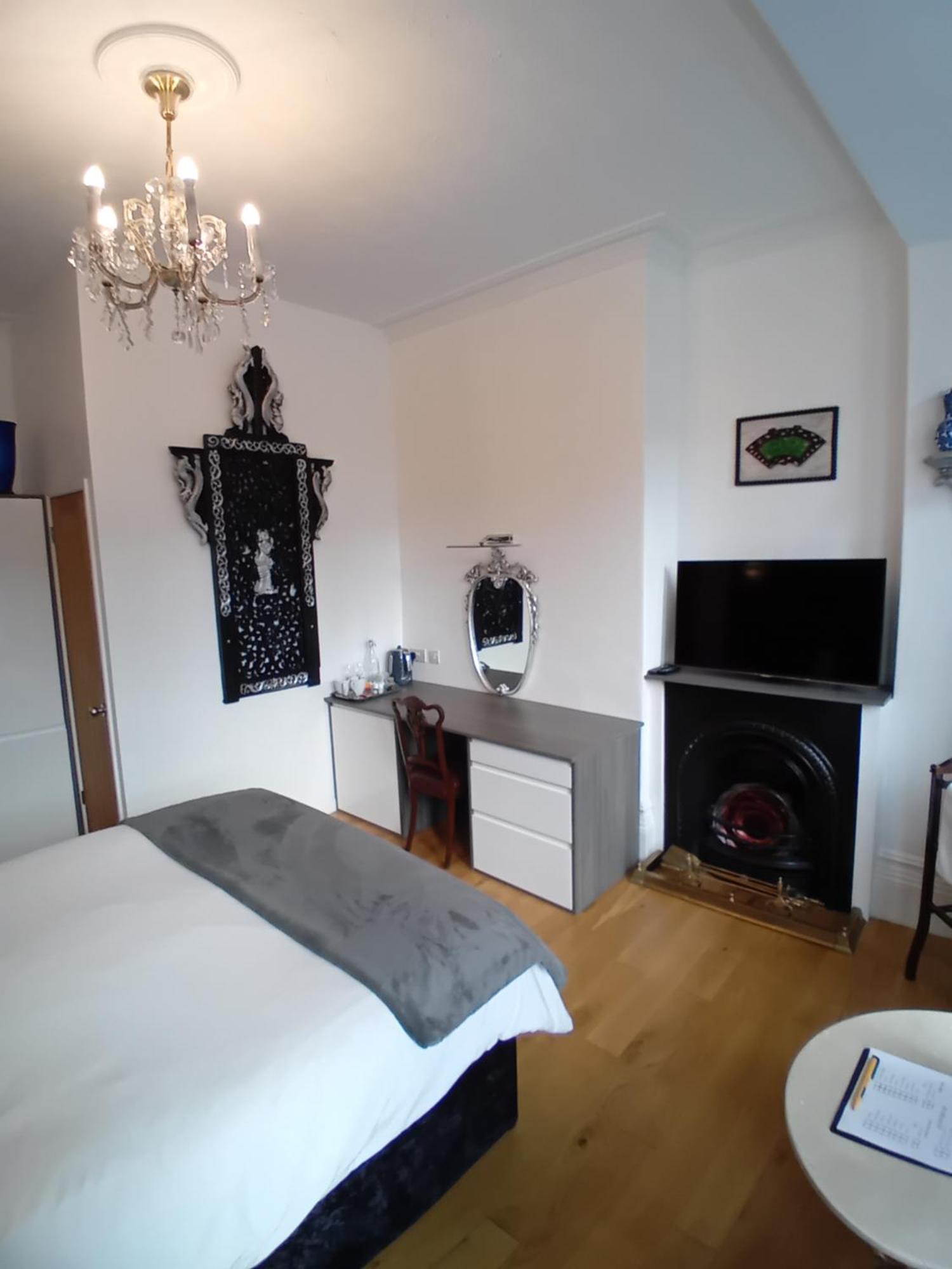 Bed and Breakfast Grosvenor House - Onsite Free Parking Ілфракомб Екстер'єр фото