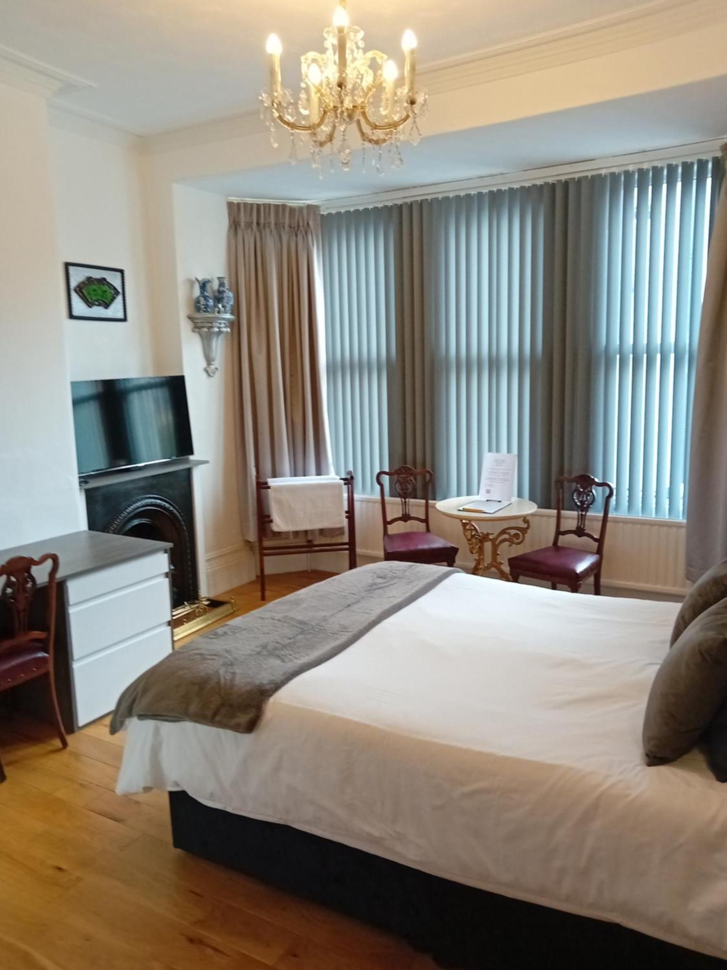 Bed and Breakfast Grosvenor House - Onsite Free Parking Ілфракомб Екстер'єр фото